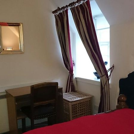 Royal Mile Budget Apartments Единбург Стая снимка