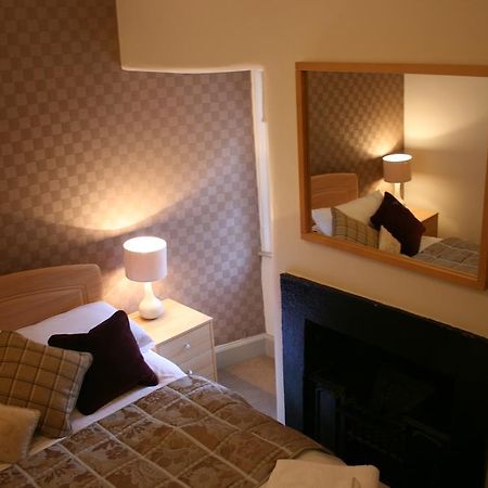 Royal Mile Budget Apartments Единбург Стая снимка