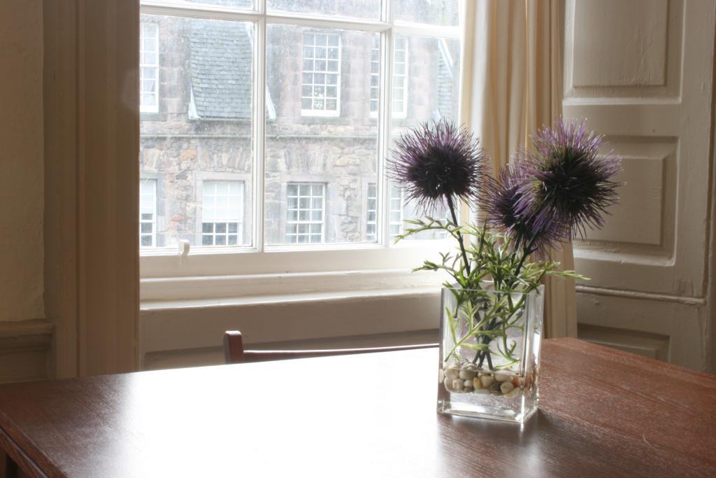 Royal Mile Budget Apartments Единбург Стая снимка