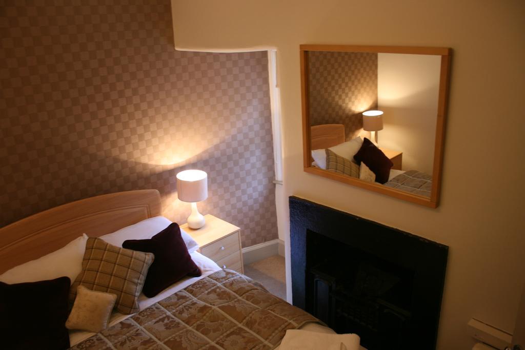 Royal Mile Budget Apartments Единбург Стая снимка